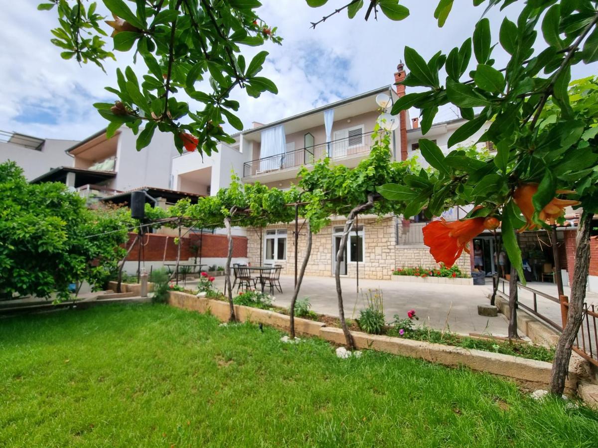 Retreat Apartments With Free Parking Pula Exterior photo