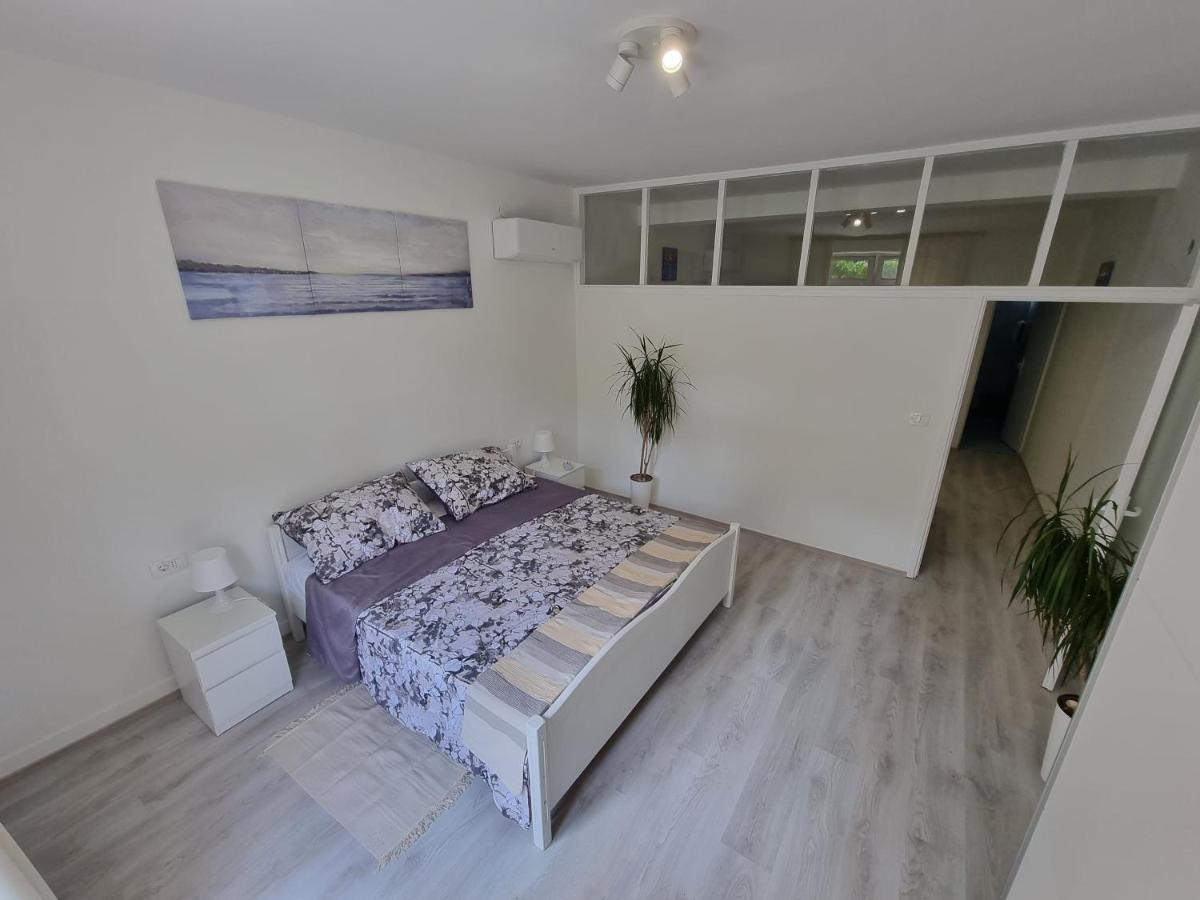 Retreat Apartments With Free Parking Pula Exterior photo
