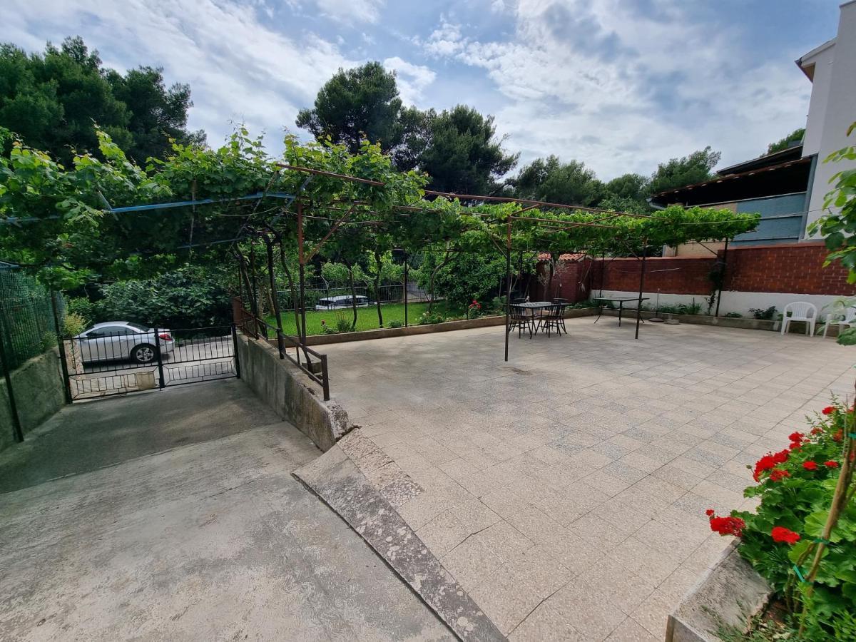 Retreat Apartments With Free Parking Pula Exterior photo